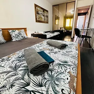 The - 3 Rooms, 3air Cond, 3tv, 3fans, 2 Wc, Wifi Everywhere 5min Aeroport, Train, Beach, 1min Tram, 15 Min Centre, Port, Parking Possible Nizza